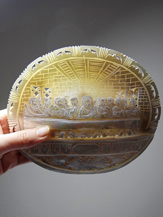 Image 1 of Placa votiva tallada en nácar, "La Última Cena", artesanía antigua de Belén.