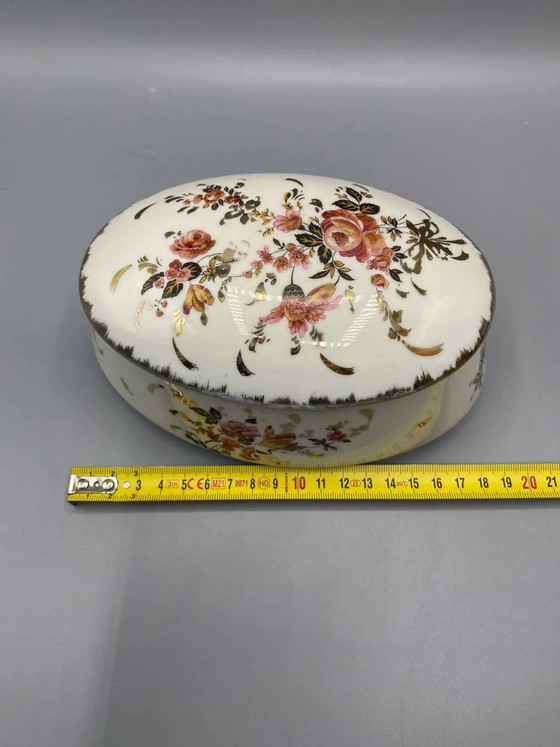 Ovale Schmuckdose aus undurchsichtigem Porzellan, verziert mit vergoldeten Rosen und Rankenornamenten, mit (photo 5 of 7)