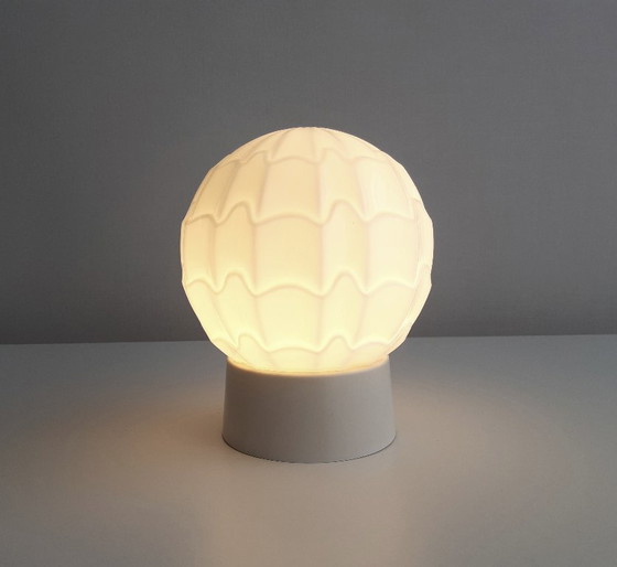 Image 1 of Sfeervolle witte glazen plafondlamp van Thabur in Den Haag, medium variant, art deco lamp glazen bolSfeervolle witte glazen plaf