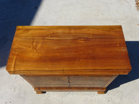Image 1 of Commode Louis Philippe en noyer et ronce de noyer