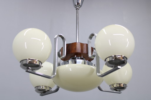 Kroonluchter van chroom, glas en hout uit 1950, Tsjecho-Slowakije