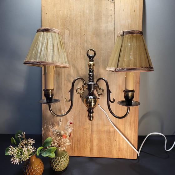 Image 1 of Lampada da parete vintage in ottone a due bracci, larghezza 34 cm, altezza 30 cm