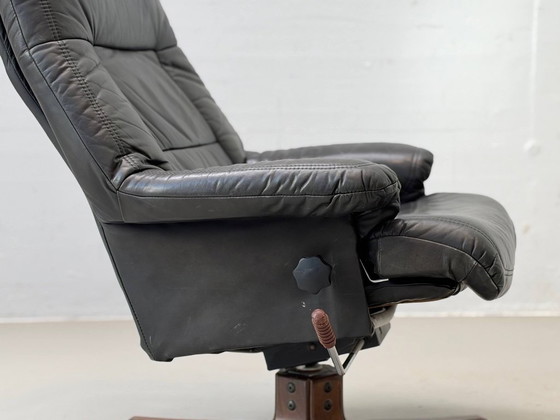Fauteuil Relax Vintage avec Pouf – Cuir Noir & Bois, Scandinavie, Années 1970 – Leather (photo 8 of 18)