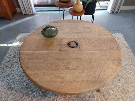 Unique Brutalist Coffee Table in Solid Oak - Wabi-Sabi/ Antique Threshing Wheel (110 cm) – Wood (photo 9 of 9)