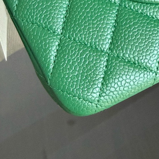 Image 1 of Chanel Classic Flap Medium - Caviar 25CM Gesteppte Doppelklappe Grün Silberne Hardware Serie 21