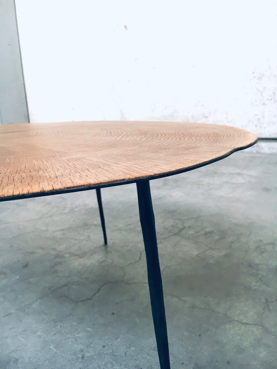Image 1 of Mesa de centro de diseño moderno, delgada, de metal con tablero chapado en madera.