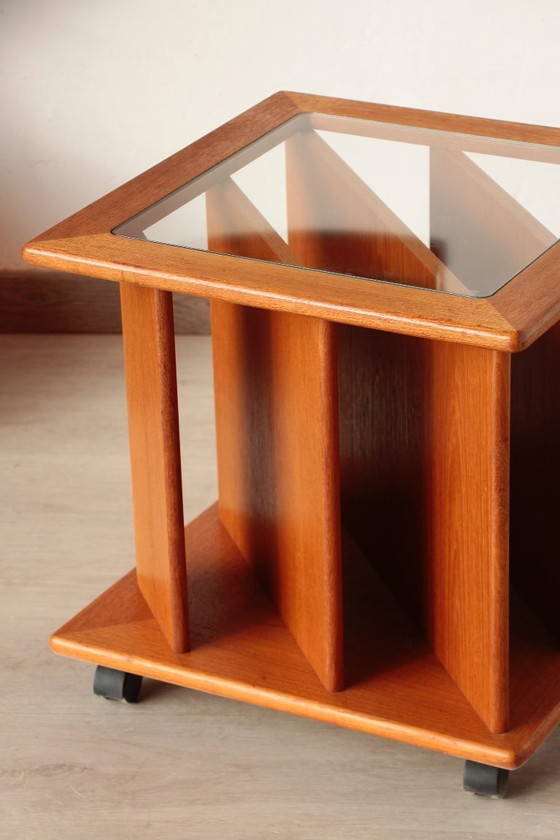 Image 1 of Vintage G Plan teakhouten bijzettafel met tijdschriftenrek en wielen (jaren 60)