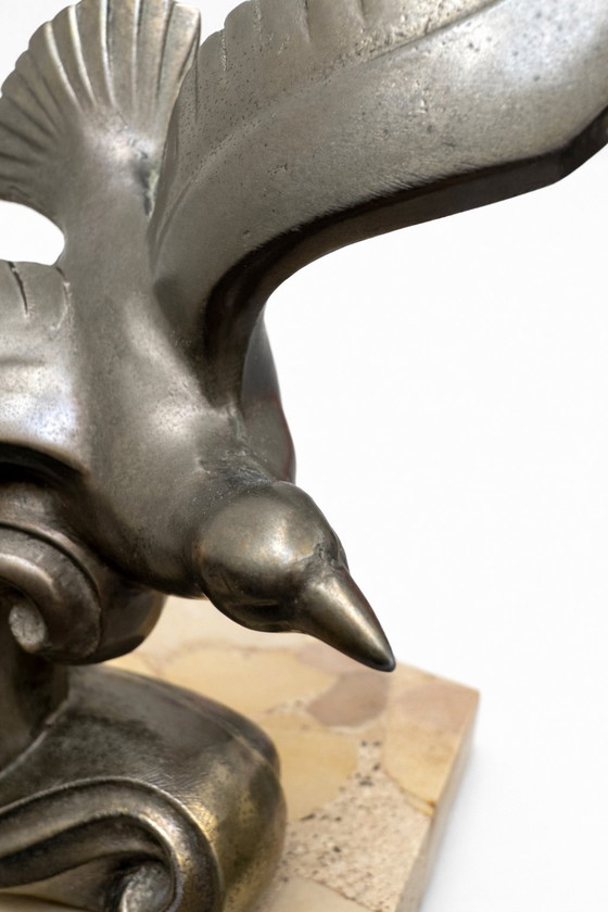 Image 1 of Skulptur eines fliegenden Vogels im Art-déco-Stil – Bronzemetall und Brekzienmarmor – ca. 1930–1950
