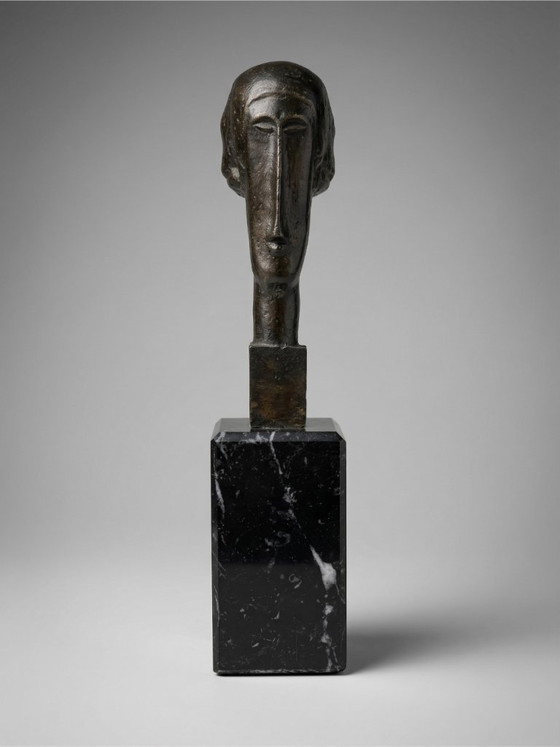 Image 1 of Modernist sculpture in patinated bronze – stylized head inspired by Modigliani on a black marble base – 25 cm