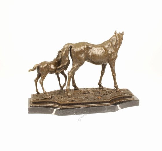 Image 1 of Große Bronzeskulptur einer Stute mit Fohlen auf Marmorsockel, signierte Kunststatue, neu