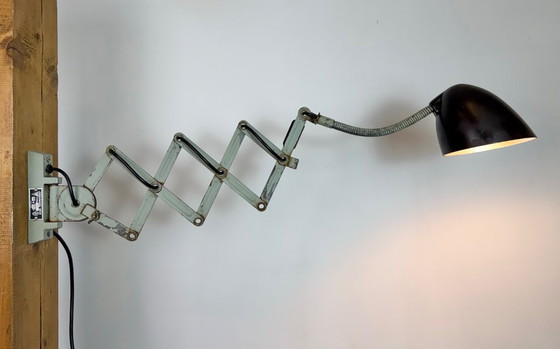 Image 1 of Groene industriële schaarwandlamp van Elektroinstala, jaren 60.