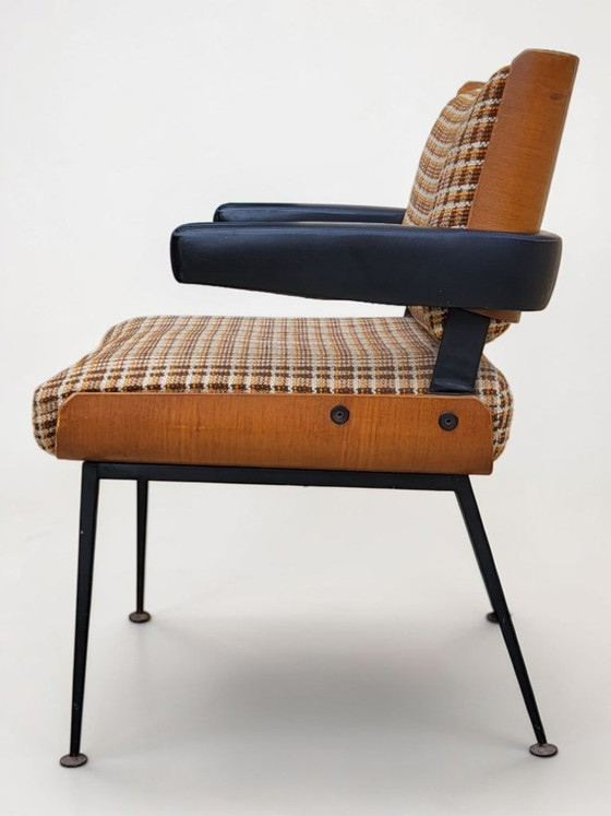 Image 1 of Marcom 704 Moderne buisvormige fauteuil, jaren 60. Toegeschreven aan Alain Richard. Thermogevormd houten frame, schuimvulling.