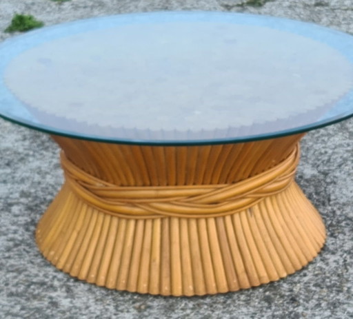 Table basse McGuire en bambou avec motif d'épi de blé, USA, circa 1970. Avec plateau en verre biseauté.