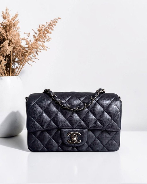 Borsa Chanel Caviar Mini Rectangle Classic Flap - 20 cm trapuntata blu notte, finiture in rutenio argentato, serie 21