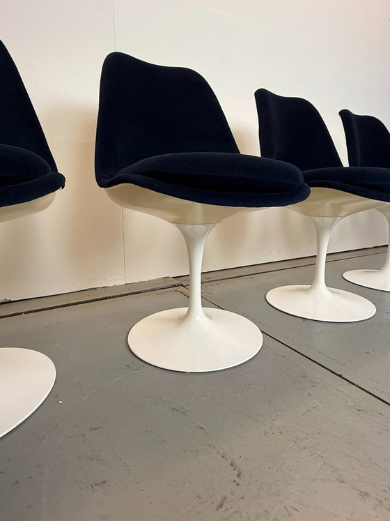 Image 1 of 6 sedie Seat Side rivestite in velluto blu, disegnate da Eero Saarinen per Knoll nel 1970.