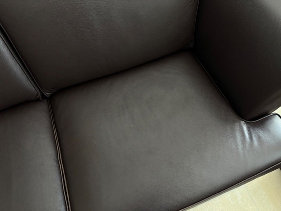 Image 1 of Banquettes en cuir, dont une avec méridienne.