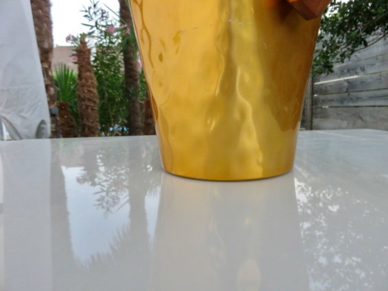 Image 1 of seau à glace en aluminium anodisé doré et texturé, poignées en teck, signé TL Paris, 1970