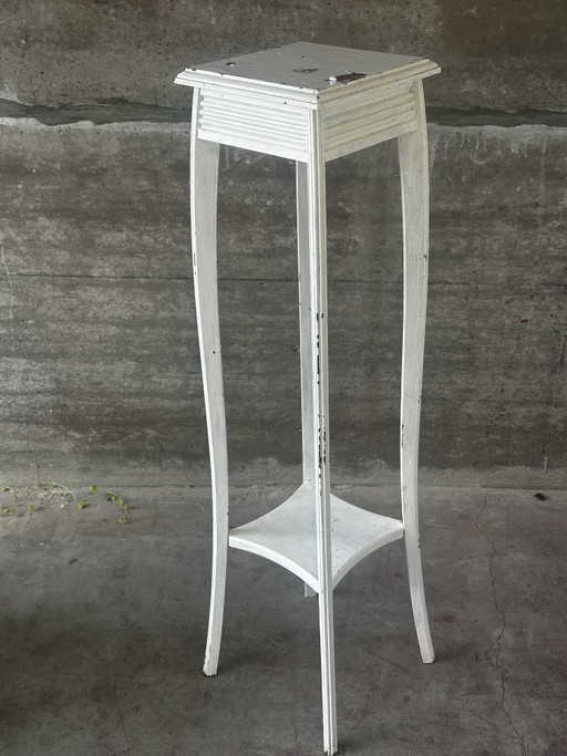 Antiker weiß lackierter Holz-Beistelltisch – H 110 cm