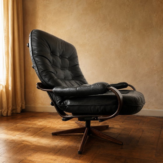 Image 1 of Draaibare loungestoel in Scandinavische stijl, zwart leer, met gebogen houten frame, jaren 70