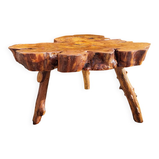 Mesa de centro de raíz de olivo en estilo brutalista.