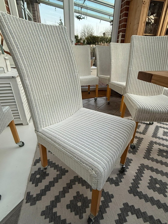 Image 1 of 8 originele Lloyd LOOM stoelen, eetkamerstoelen, ook in kleinere aantallen verkrijgbaar, houten frame, wit riet.