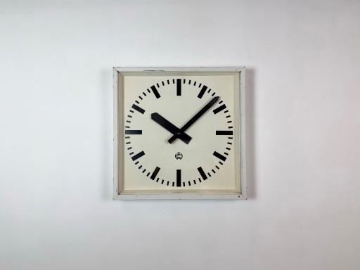 Grande horloge murale carrée blanche de style industriel, de CTW, 1960 – klokken, Glass, Iron (photo 2 of 19)