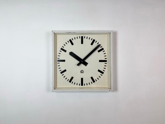 Grande horloge murale carrée blanche de style industriel, de CTW, 1960 – Pendules, Glass, Iron (photo 2 of 19)