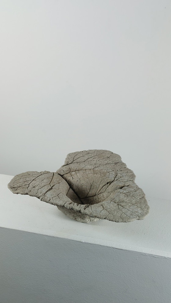 Image 1 of Coupe à fruits vintage en béton coulé, motif de feuille, pour bain d'oiseaux.
