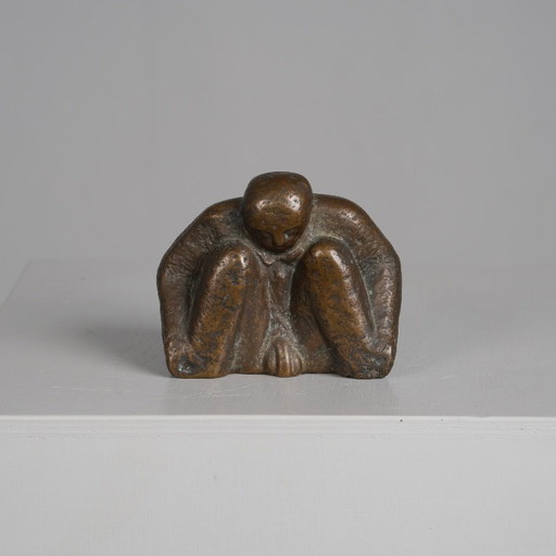 Bronzeskulptur einer kauernden männlichen Figur, signiert LN – beeldhouwkunst