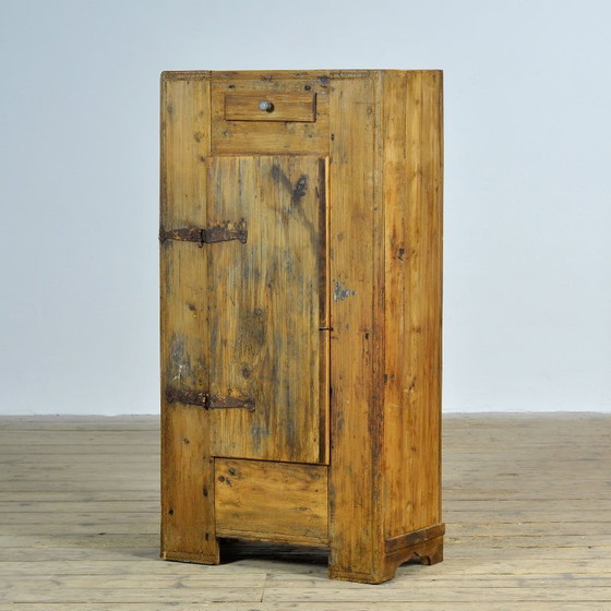 Rustikaler Kiefernschrank, um 1920 – Schränke, Iron, Wood (photo 3 of 11)