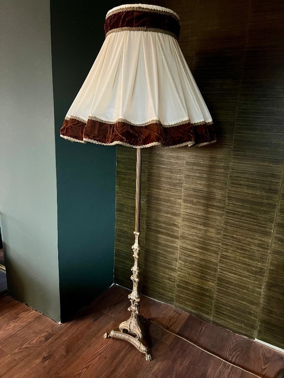 Image 1 of Lámpara de pie de latón macizo de mediados de siglo con patas de león. Pantalla muy sólida y elaborada, con ribete de terciopelo