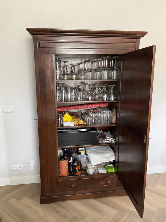 Image 1 of Magnifique armoire de chasseur en bois de cerisier