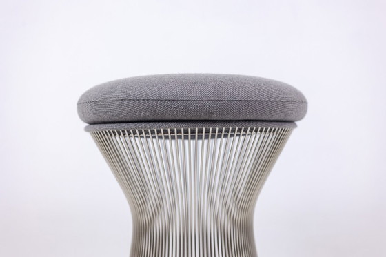 Image 1 of Warren Platner voor Knoll. Ronde kruk, metalen onderstel. Circa 1970.