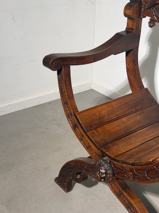 Silla Savonarola antigua de estilo neorrenacentista – Roble tallado a mano – 105 cm – Sillones (photo 4 of 5)
