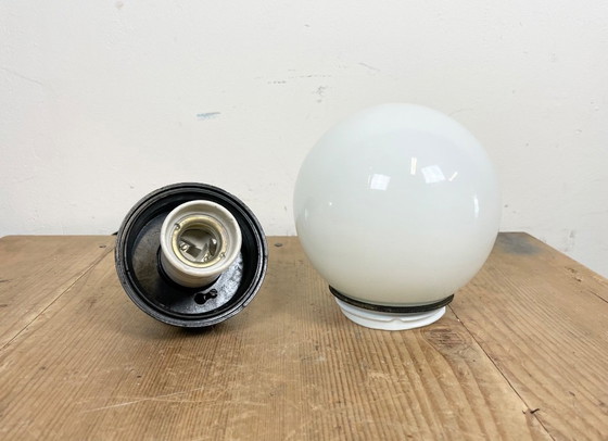 Image 1 of Lampada a sospensione industriale in bachelite con vetro opalino, anni '70