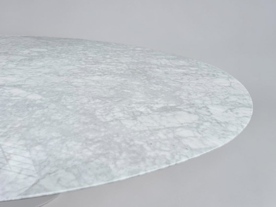 Image 1 of Originele ovale Knoll Tulip eettafel (grootste model: 244cm) Carrara marmer