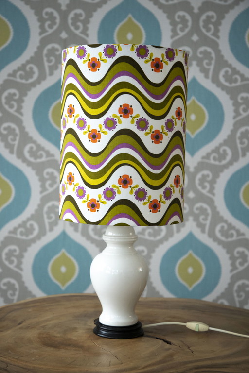 Preciosa pantalla retro en varios colores con base de piedra de segunda mano de Lampenliefde