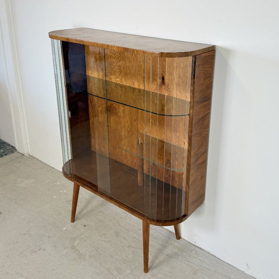 Vetrina vintage con ante in vetro – Impiallacciatura in noce caldo e stile Art Déco – Anni '50 – Vetrine (photo 5 of 14)