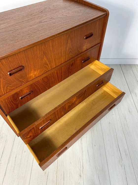 Image 1 of Cassettiera vintage danese in teak con specchio da trucco, comò in stile Mid-Century Modern, anni '60