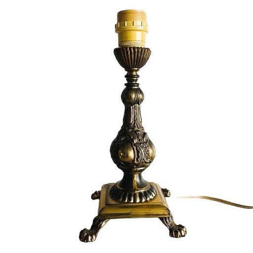 Lámpara francesa de base alta de latón barroco con patas de garra, década de 1950