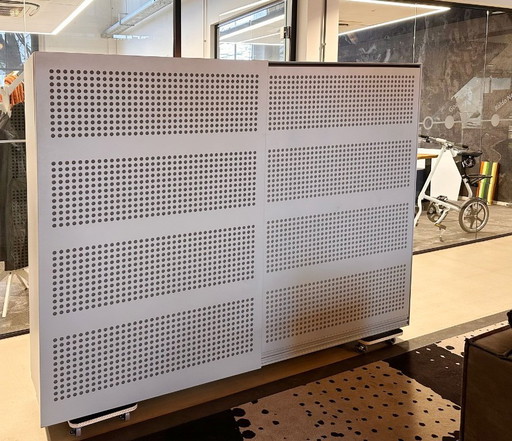 Armadio con anta scorrevole acustica Lensvelt Stealth utilizzabile anche come divisorio per ambienti