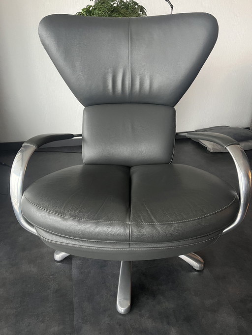 Leolux Formi Armchairs With Footstool