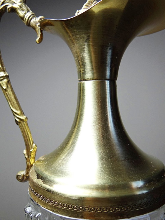 Image 1 of Vintage decoratieve schenkkan van gegoten glas en verguld messing, Italië circa 1980.