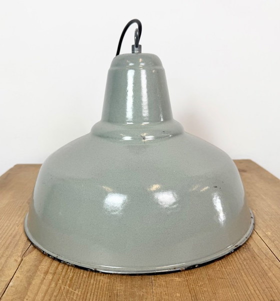 Lámpara colgante industrial de esmalte gris, década de 1960. – Lámparas colgantes, Iron (photo 12 of 17)