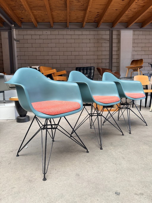 Vitra Eames DAR Stuhl mit festem Sitzkissen (mehrere Exemplare auf Lager)
