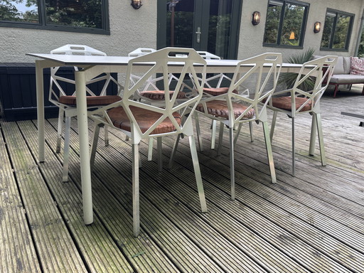 6 Magis one Chairs + table in white version LP € 3500,-