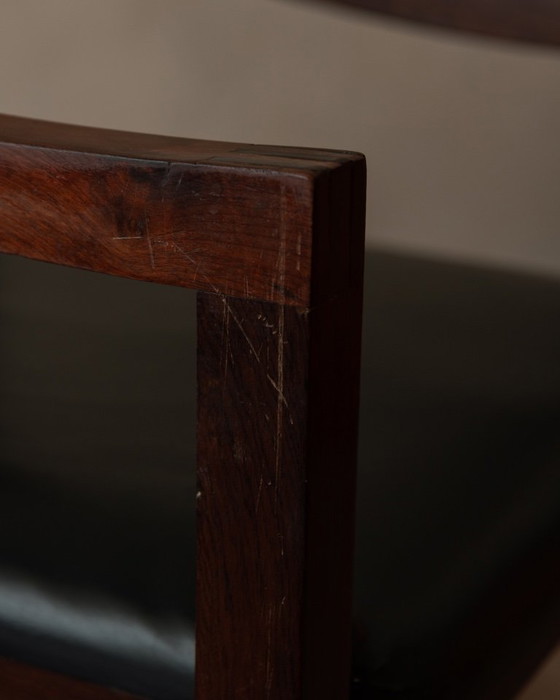 Image 1 of Poltrona vintage in legno e similpelle skai nera, stile scandinavo