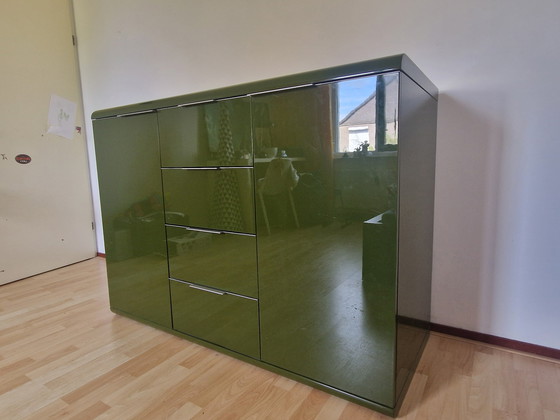 Image 1 of Mobile credenza verde oliva con dettagli cromati e angoli arrotondati
