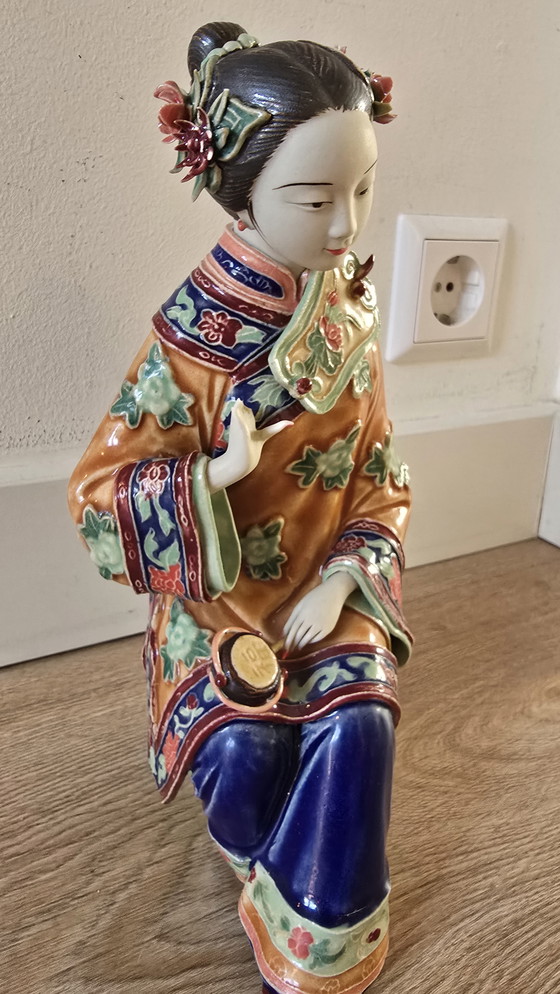 Image 1 of Donna seduta in ceramica cinese Shiwan