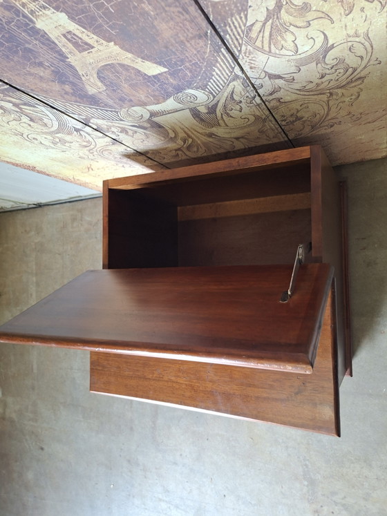 Commode classique, table d'appoint, table basse, légères traces d'utilisation. Dimensions : 62 x 62 cm et (photo 6 of 7)